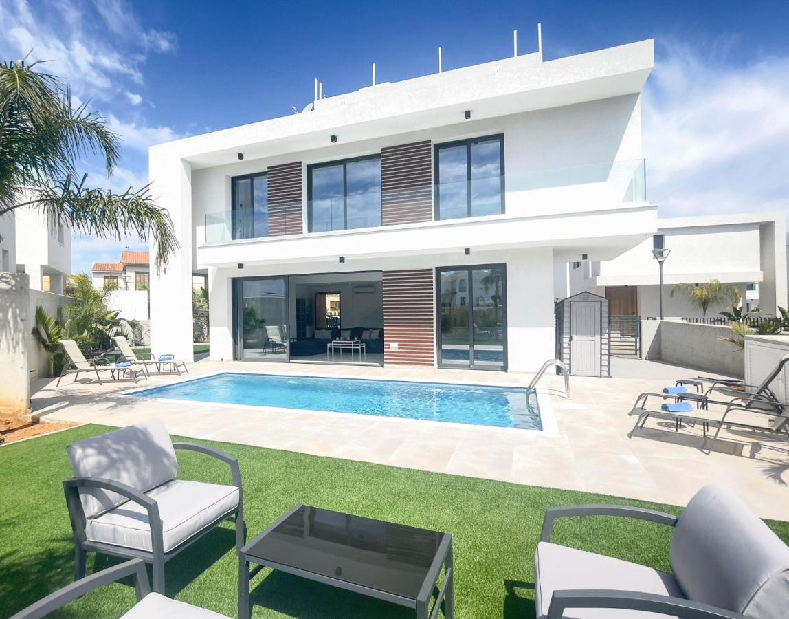 By The Beach - Royal Sapphire Villa โปรทาราส ภายนอก รูปภาพ