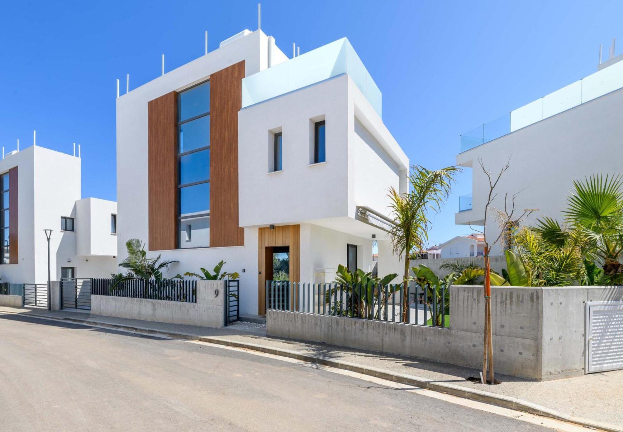 By The Beach - Royal Sapphire Villa โปรทาราส ภายนอก รูปภาพ