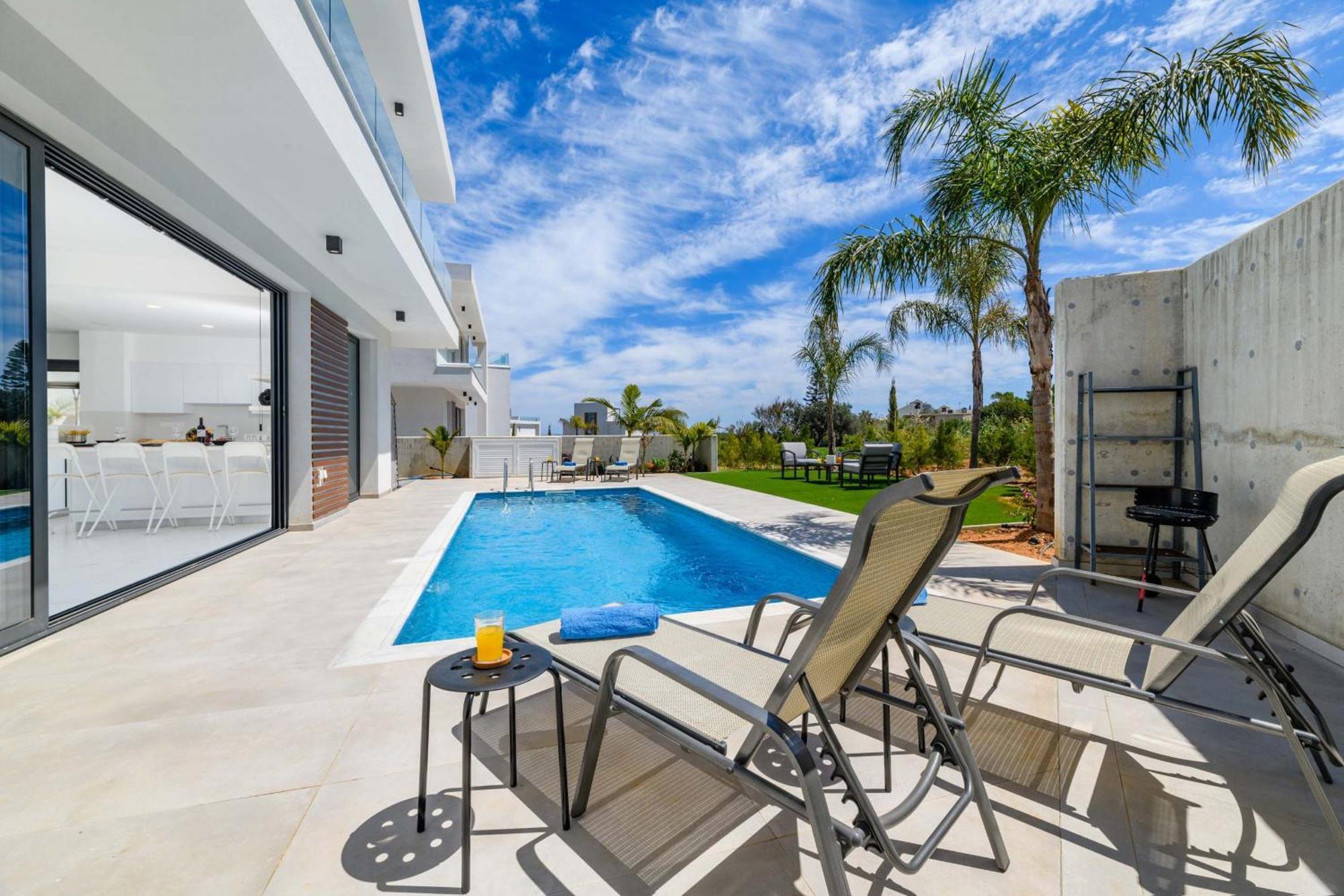 By The Beach - Royal Sapphire Villa โปรทาราส ภายนอก รูปภาพ