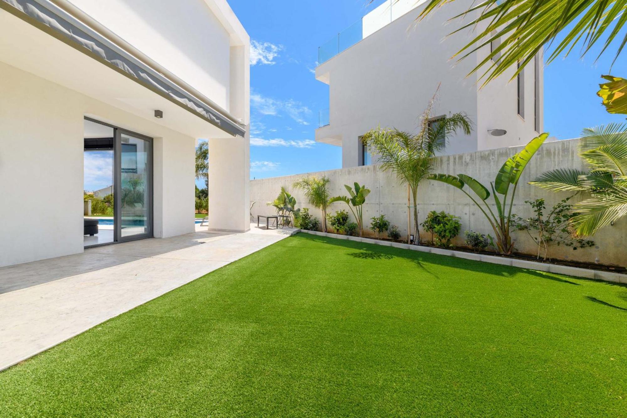 By The Beach - Royal Sapphire Villa โปรทาราส ภายนอก รูปภาพ