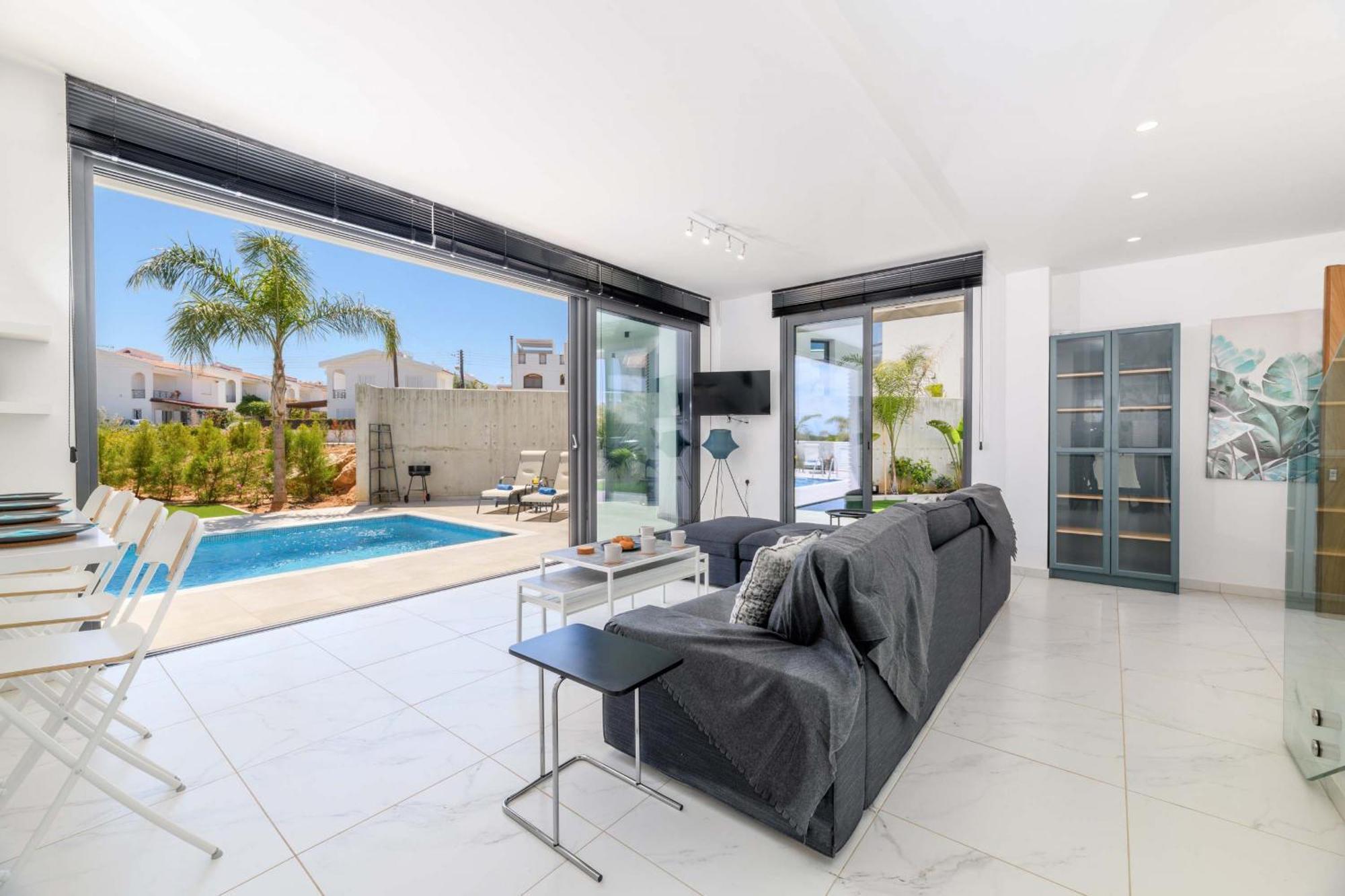By The Beach - Royal Sapphire Villa โปรทาราส ภายนอก รูปภาพ