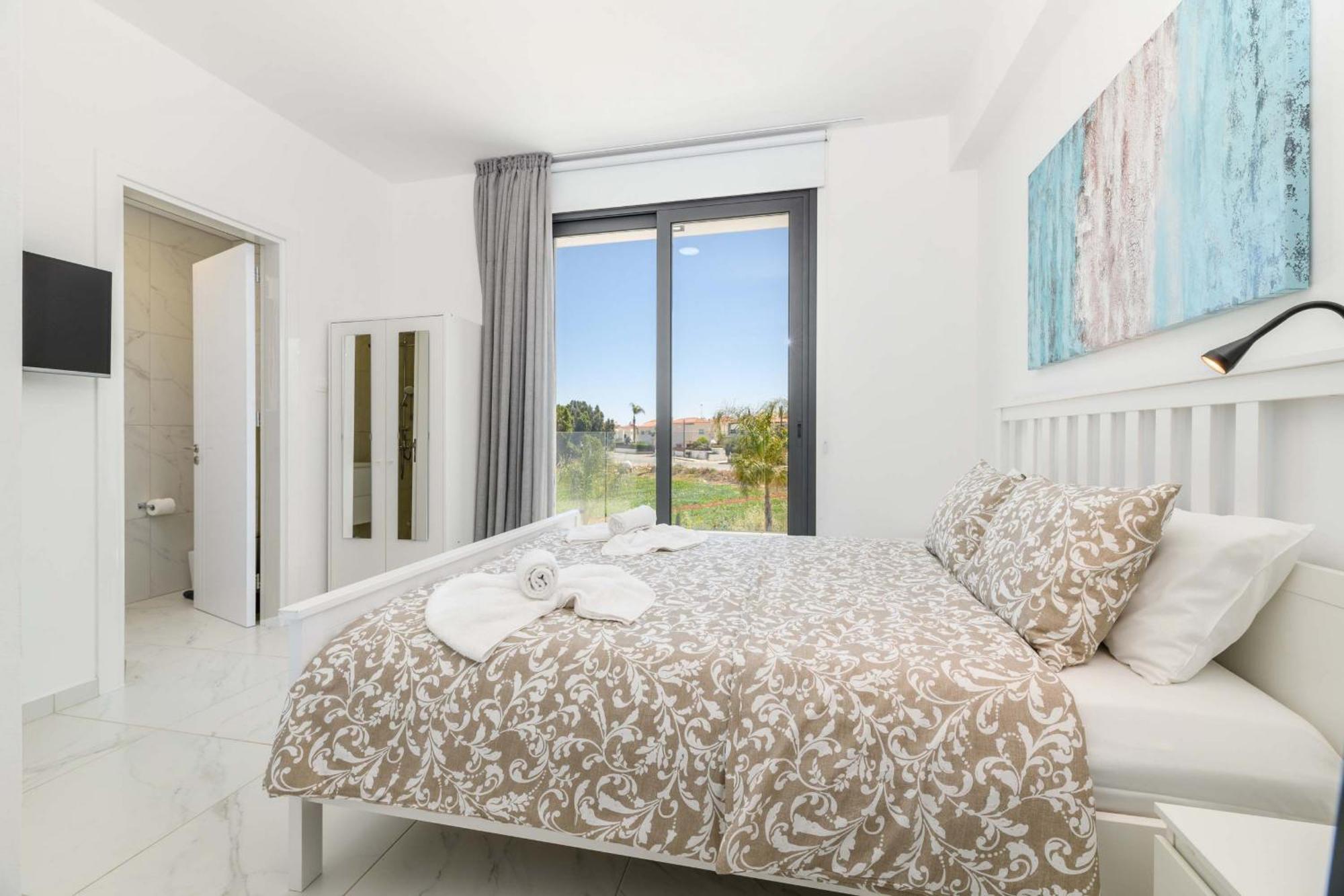 By The Beach - Royal Sapphire Villa โปรทาราส ภายนอก รูปภาพ
