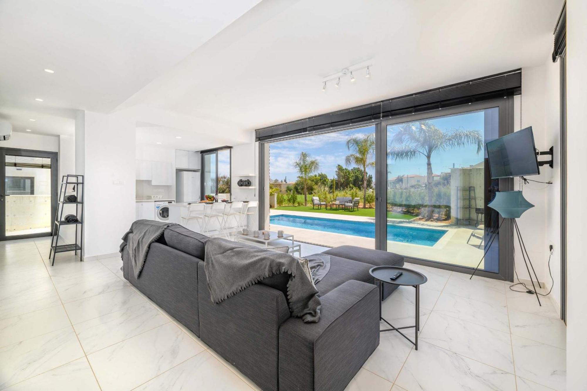 By The Beach - Royal Sapphire Villa โปรทาราส ภายนอก รูปภาพ